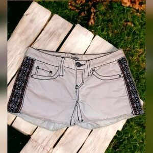 DAYTRIP Capricorn Jean Shorts with embroidery and frayed hemline